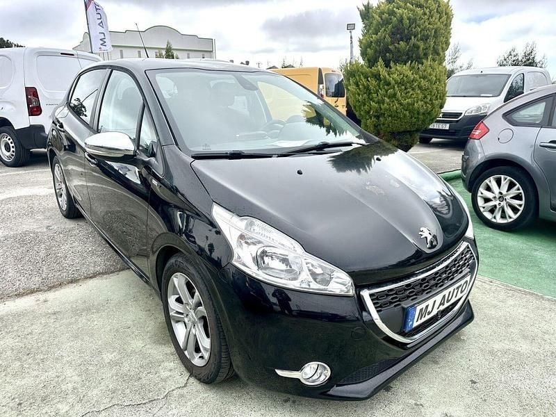Preto Usado 2015 Peugeot 208 Allure Citadino | € 9.500 (Preço justo) - Imagem 1/4