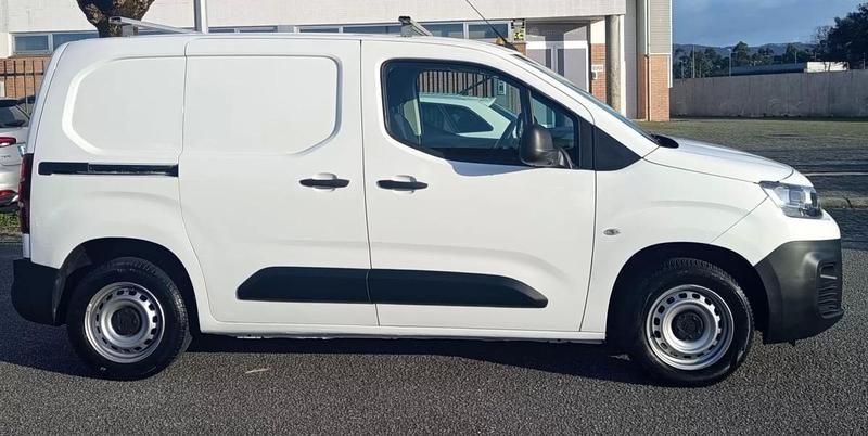 Usado Citroën Berlingo Feel 102 HP (75 kW) 2019 Branco Monovolume