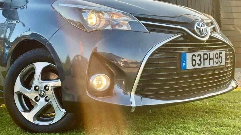 Cinzento Usado 2014 Toyota Yaris Hybrid Citadino | € 13.900 (Caro) - Imagem 1/4