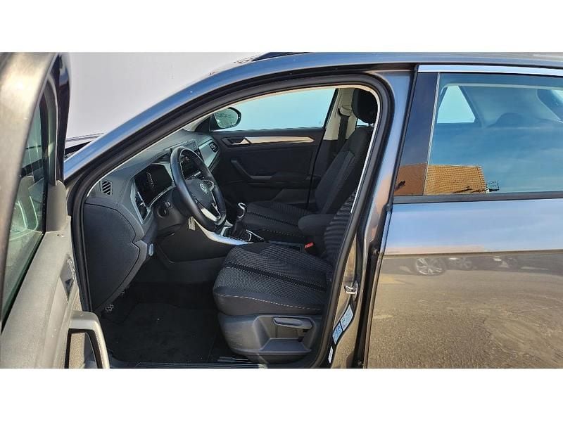 Usado VW T-Roc Life 110 HP (80 kW) 2024 Cinzento escuro metalizado SUV
