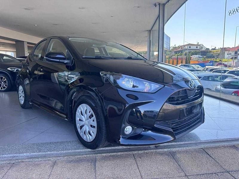 Usado Toyota Yaris Hybrid Comfort 115 HP (84 kW) 2021 Preto