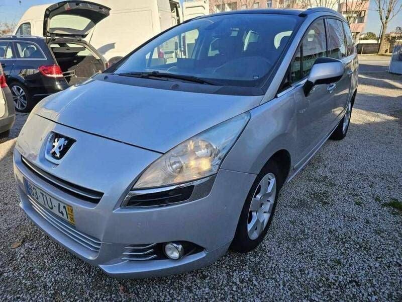 Usado Peugeot 5008 115 HP (84 kW) 2013 Cinzento Monovolume