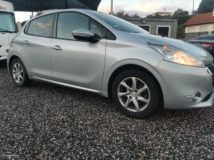 Cinza Usado 2013 Peugeot 208 Citadino | € 7.999 (Preço justo) - Imagem 1/1