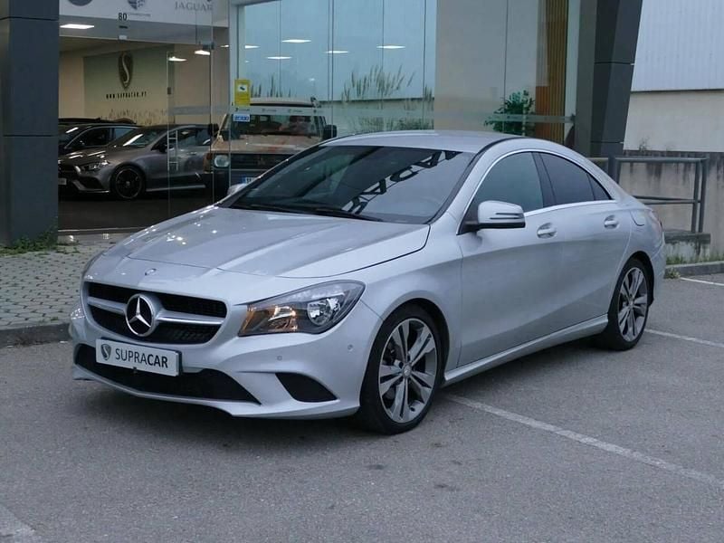 Cinzento Usado 2014 Mercedes CLA220 Urban Sedan | € 17.990 - Imagem 1/4