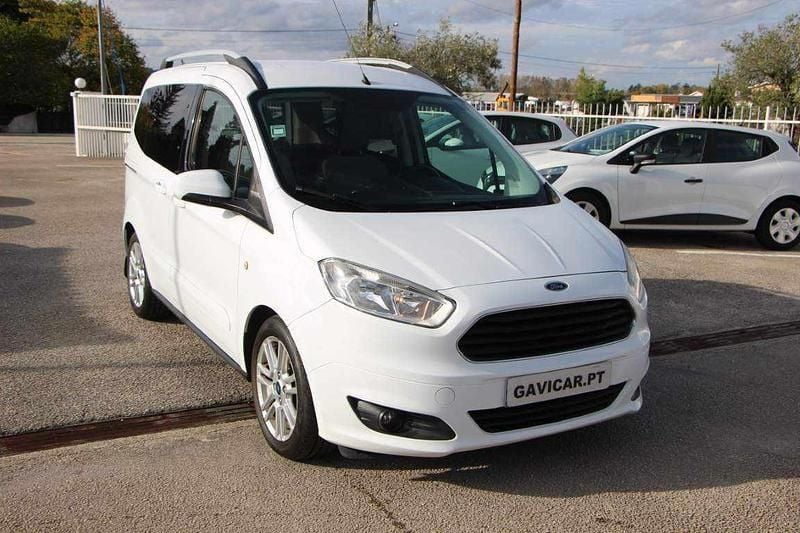Branco Usado 2017 Ford Tourneo Courier Monovolume | € 14.750 (Preço justo) - Imagem 1/4