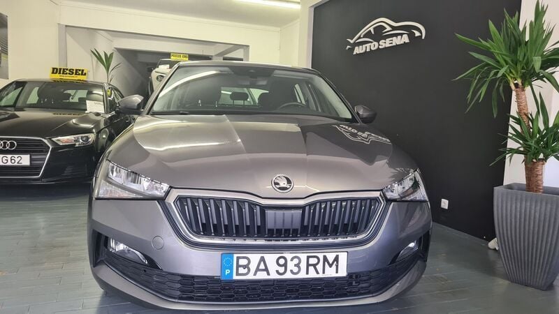 Cinzento Usado 2023 Skoda Scala Ambition Citadino | € 16.900 (Bom preço) - Imagem 1/4