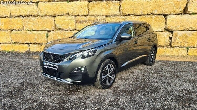 Usado Peugeot 5008 Allure 130 HP (95 kW) 2019 Verde Monovolume