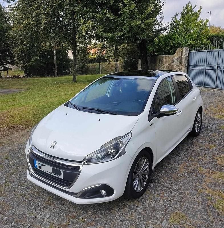 Branco Usado 2016 Peugeot 208 Citadino | € 10.990 (Preço justo) - Imagem 1/4