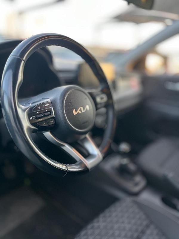 Usado Kia Rio 84 HP (61 kW) 2023 Cinza