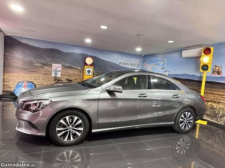Cinza Usado 2018 Mercedes CLA180 Edition Sedan | € 21.500 (Preço justo) - Imagem 1/1