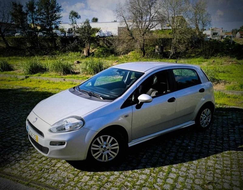 Cinzento Usado 2014 Fiat Punto Citadino | € 4.990 (Bom preço) - Imagem 1/4