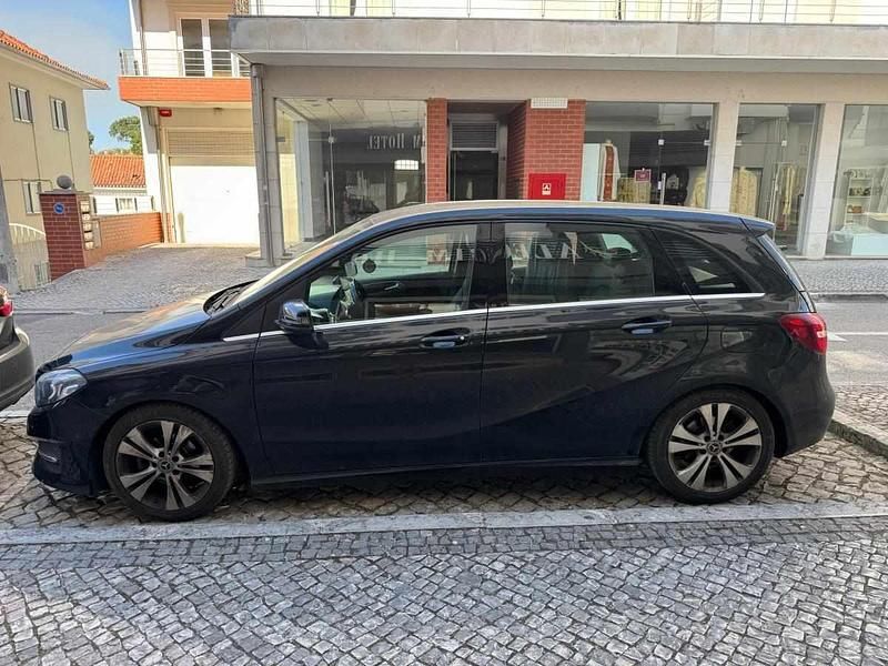 Usado Mercedes B180 109 HP (80 kW) 2018 Preto Monovolume