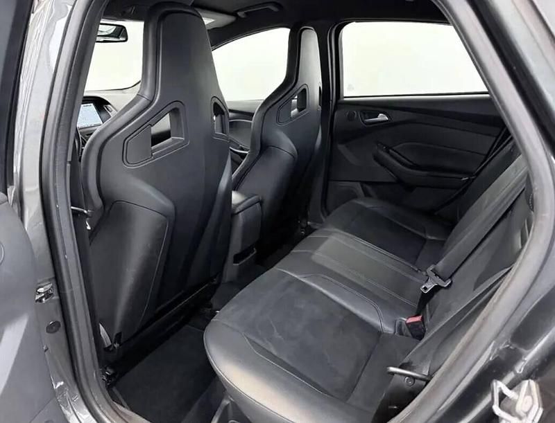 Usado Ford Focus 350 HP (257 kW) 2016 Cinzento