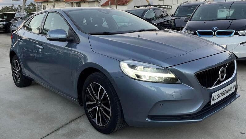 Cinzento (metalizado) Usado 2020 Volvo V40 Momentum Carrinha | € 20.700 - Imagem 1/4