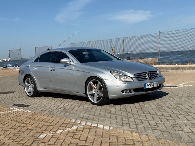 Cinza Usado 2007 Mercedes CLS320 Coupé | € 12.900 - Imagem 1/4
