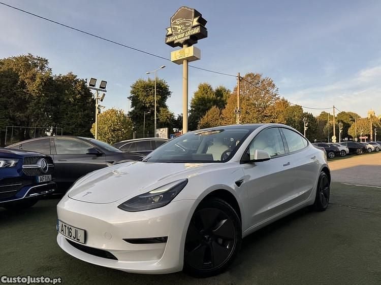 Branco Usado 2022 Tesla Model 3 Sedan | € 36.500 (Preço elevado) - Imagem 1/1