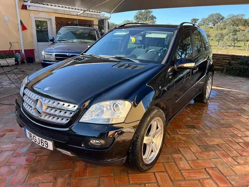 Preto Usado 2008 Mercedes ML320 SUV | € 19.000 - Imagem 1/4