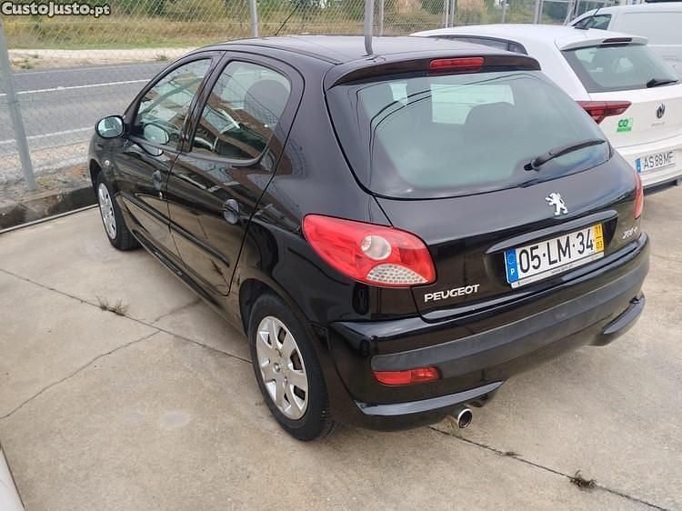 Preto Usado 2011 Peugeot 206+ Citadino | € 4.999 - Imagem 1/1