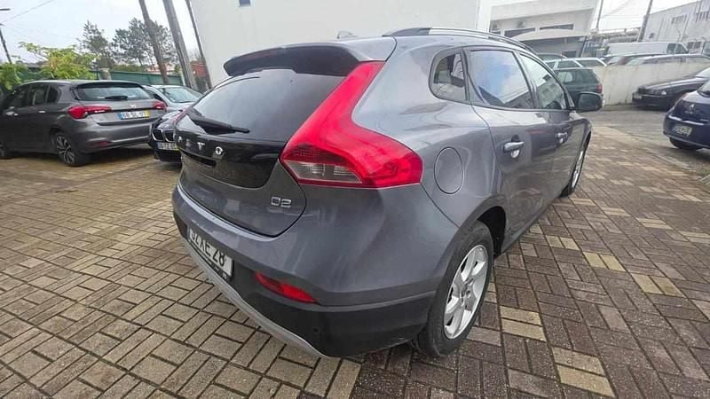 Usado Volvo V40 114 HP (83 kW) 2014 Cinzento Citadino