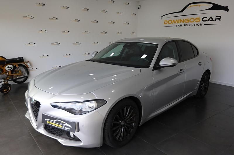 Usado Alfa Romeo Giulia 150 HP (110 kW) 2016 Cinzento Sedan