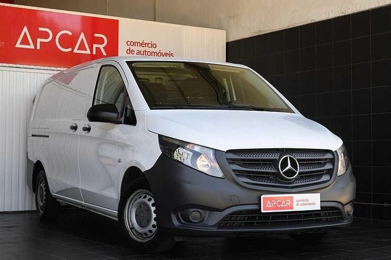 Branco Usado 2021 Mercedes Vito Monovolume | € 23.500 - Imagem 1/4