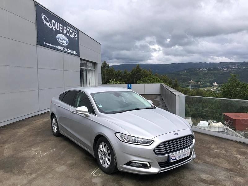 Usado Ford Mondeo Titanium 120 HP (88 kW) 2018 Cinzento Citadino