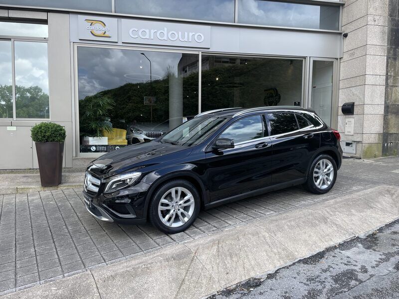 Preto preto Usado 2015 Mercedes GLA180 SUV | € 22.900 (Preço justo) - Imagem 1/4