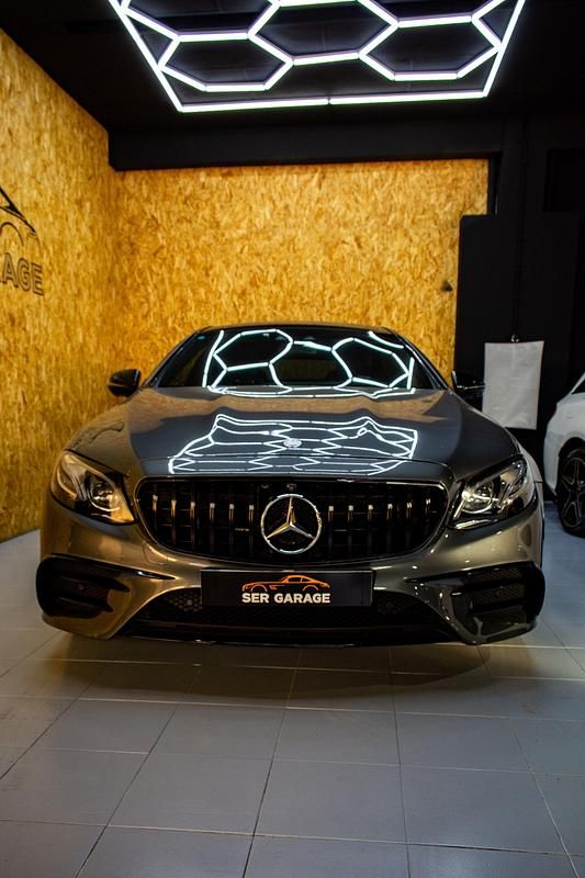 Cinza Usado 2017 Mercedes E220 AMG Coupé | € 37.980 - Imagem 1/4