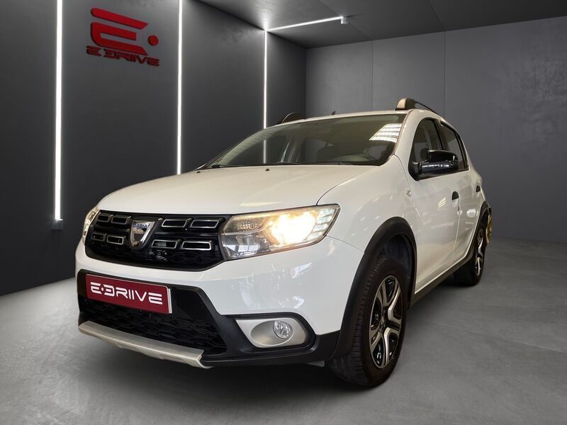 Branco Usado 2018 Dacia Sandero Stepway Citadino | € 12.980 (Preço justo) - Imagem 1/4