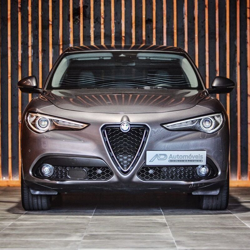 Cinza Usado 2017 Alfa Romeo Stelvio Super SUV | € 38.900 - Imagem 1/4