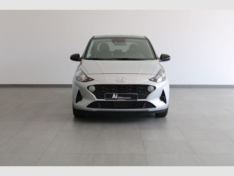 Usado Hyundai i10 Comfort 67 HP (49 kW) 2022 Sleek silver tejadilho preto Citadino