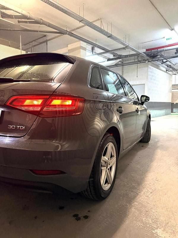 Usado Audi A3 116 HP (85 kW) 2018 Cinzento Sedan