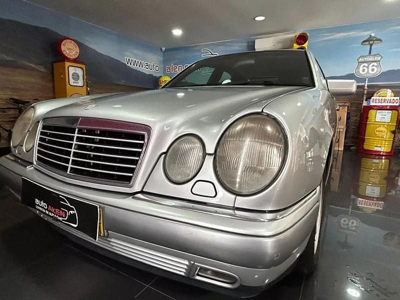 Usado Mercedes E200 Classic 136 HP (100 kW) 1998 Cinzento
