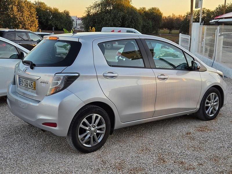 Usado Toyota Yaris Comfort 90 HP (66 kW) 2014 Cinza Citadino