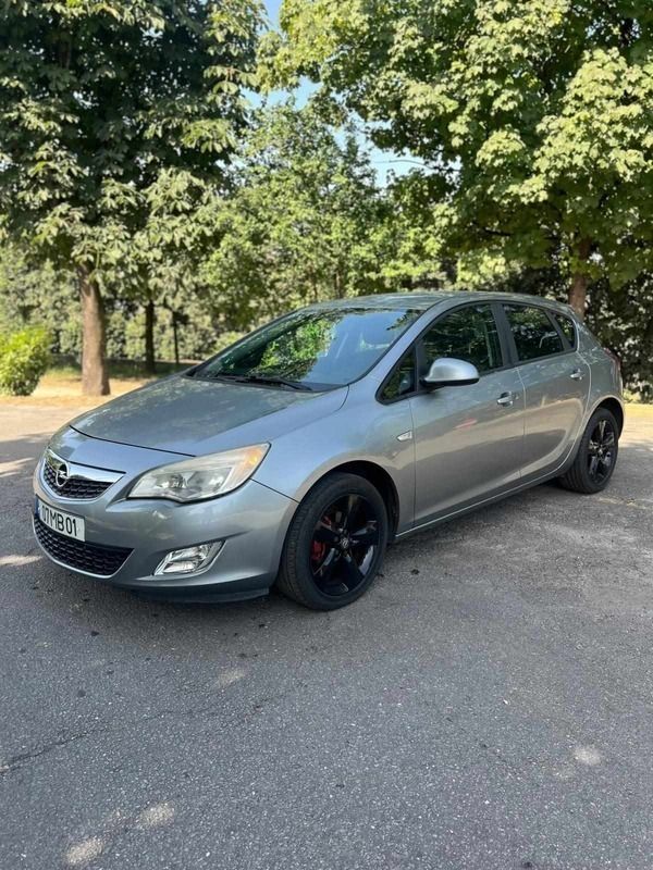 Usado Opel Astra 95 HP (69 kW) 2011 Cinzento