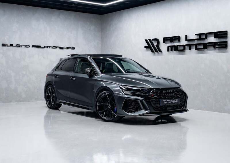 Cinzento Usado 2023 Audi RS3 Citadino | € 77.950 - Imagem 1/4