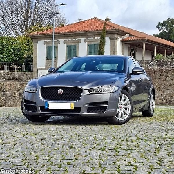 Usado Jaguar XE Portfolio 180 HP (132 kW) 2017 Cinza Sedan