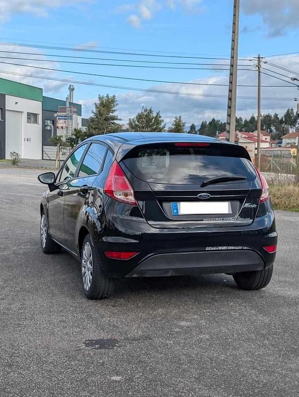 Usado Ford Fiesta 101 HP (74 kW) 2013 Preto Citadino