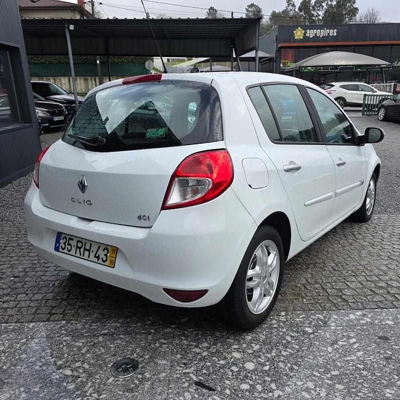 Usado Renault Clio II Dynamique 90 HP (66 kW) 2011 Branco