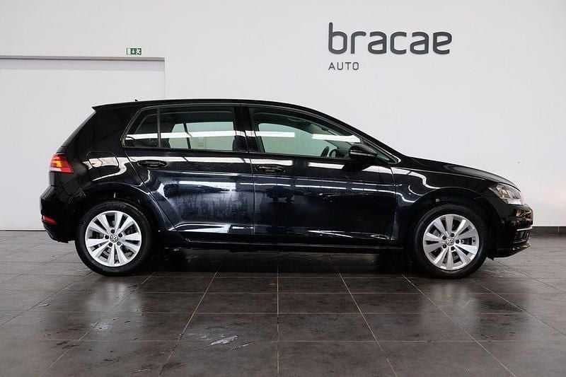 Usado VW Golf VII Comfortline 110 HP (80 kW) 2019 Preto