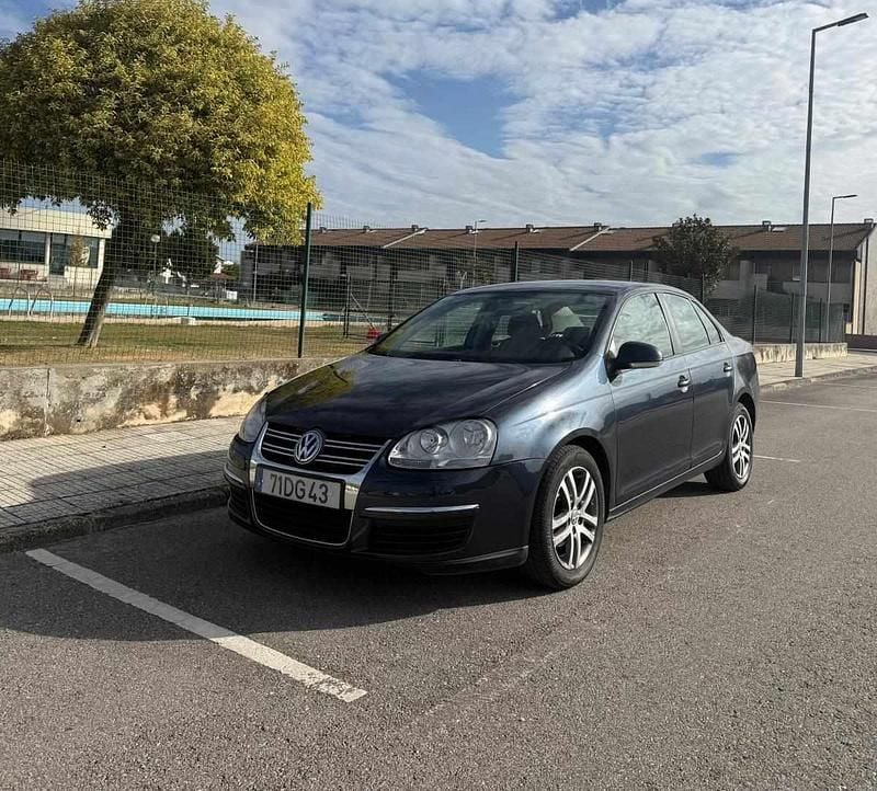 Cinzento Usado 2007 VW Jetta Sedan | € 7.200 (Preço justo) - Imagem 1/4