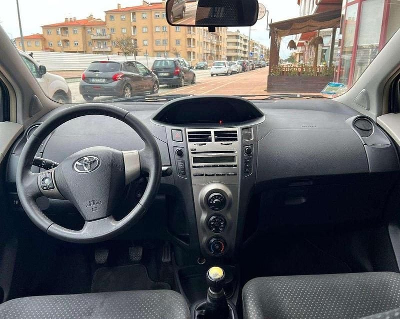 Usado Toyota Yaris 70 HP (51 kW) 2011 Antracite Citadino