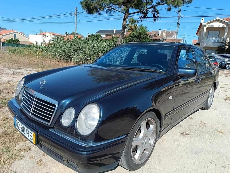 Azul Usado 1996 Mercedes E290 Sedan | € 4.250 - Imagem 1/4