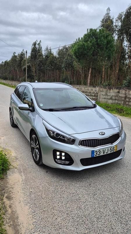 Cinzento Usado 2018 Kia Ceed Citadino | € 10.500 (Preço justo) - Imagem 1/4