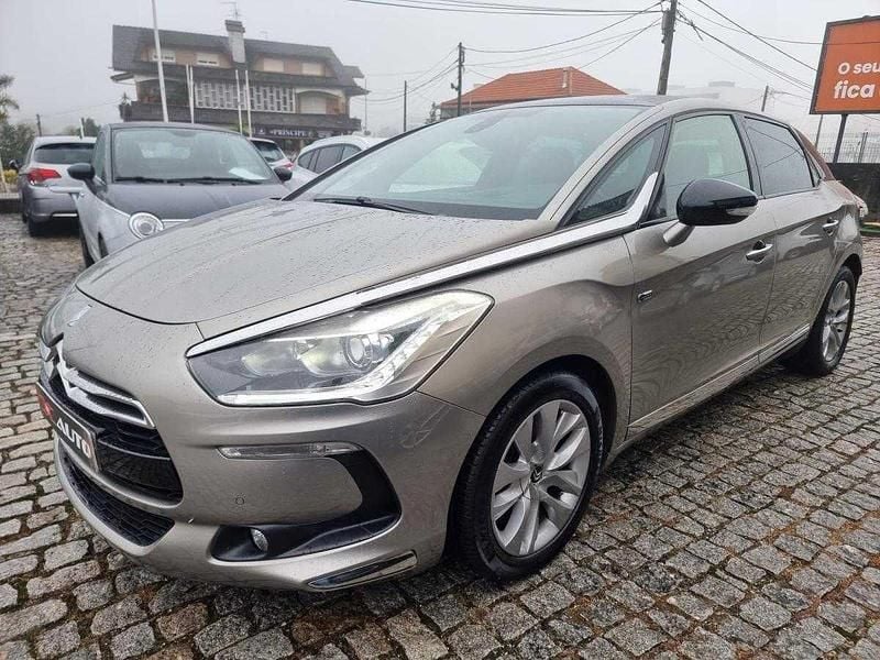 Cinzento Usado 2013 Citroën DS5 Citadino | € 11.750 (Preço justo) - Imagem 1/4