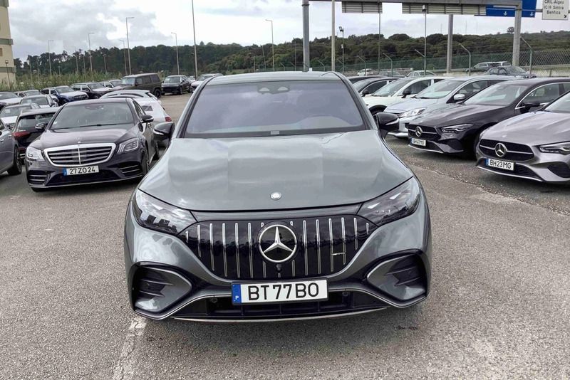 Cinzento Usado 2024 Mercedes EQE AMG 43 AMG SUV | € 110.200 - Imagem 1/4