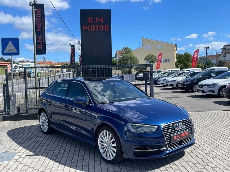 Azul Usado 2015 Audi A3 Sportback e-tron Sport Sedan | € 17.300 (Preço justo) - Imagem 1/4