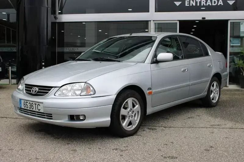 Usado Toyota Avensis Sol 110 HP (80 kW) 2002 Cinzento Sedan