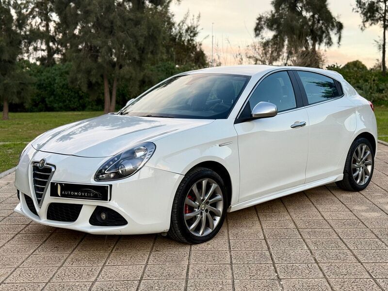 Branco Usado 2012 Alfa Romeo Giulietta Distinctive Citadino | € 9.900 (Preço justo) - Imagem 1/4