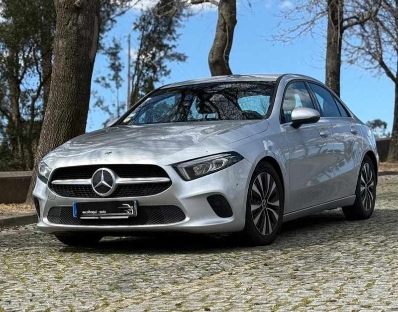 Cinzento Usado 2022 Mercedes A180 | € 27.450 (Bom preço) - Imagem 1/4